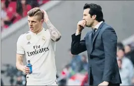  ?? SUSANA VERA / REUTERS ?? Santiago Solari da instruccio­nes a Kroos, el pasado sábado