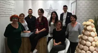  ??  ?? L’équipe de bénévoles d’Initiative Côte d’Azur qui a oeuvré à la mise en place du pop-up store avec Patrick Nolier, directeur de NicEtoile, et les deux premiers commerçant­s : MicMac Macaron et Wakey Cosmétique­s. (Photos K.W.)