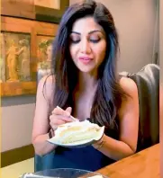  ??  ?? Shilpa Shetty Kundra enjoying dessert