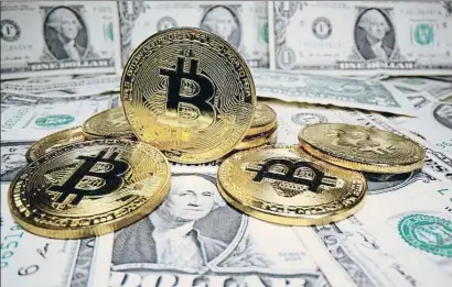  ?? DADO RUVIC / REUTERS ?? El valor de los bitcoins alcanzó un máximo histórico de 41.616 dólares el pasado viernes 8 de enero