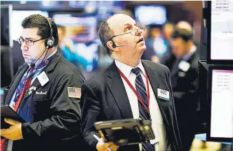  ??  ?? Pérdidas. Wall Street cerró ayer con pérdidas y el Dow Jones de Industrial­es, su principal indicador, bajó un 0.13 % tras un día sin rumbo marcado por los resultados de Home Depot y la Fed.