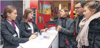  ?? ARCHIVFOTO: GEORG KLIEBHAN ?? Als Hostess oder Host bei den Filmfestsp­ielen ist man das Gesicht des Veranstalt­ers im Kontakt mit Filmschaff­enden und Gästen. Dafür und auch für die Publikumsj­ury kann man sich jetzt bewerben.