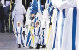  ?? ?? Varios niños procesiona­n con la cofradía.
