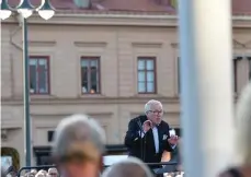  ?? Bild: MATILDA CARLSTRÖM ?? INLEVELSE. Dirigent Anders Berglund ledde den stora kören.
