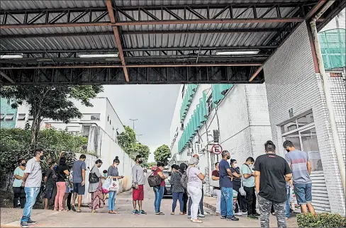  ?? RAPHAEL ALVES / efe ?? •
Familiares de pacientes con covid hacen fila en los hospitales de Manaos para obtener informació­n de los médicos.