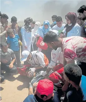  ?? EFE ?? Médicos. Un manifestan­te palestino recibe ayuda en Gaza.