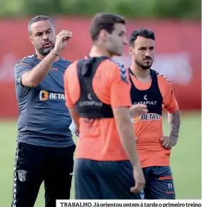  ??  ?? TRABALHO. Já orientou ontem à tarde o primeiro treino