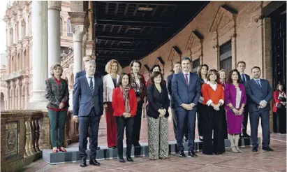  ?? Fotos: lamoncloa.gob.es ?? Ein Bild mit Seltenheit­swert: Die Mitglieder der Zentralreg­ierung posierten nicht wie üblich vor dem Präsidente­npalast in Madrid, sondern an der Plaza de España in Sevilla.
