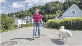  ??  ?? MER SELVSTENDI­G: Hanne gleder seg over å kunne gå turer alene med hunden Ariel uten å vaere redd for at kroppen stopper opp.