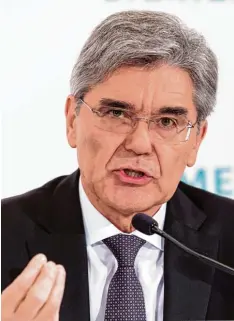  ?? Foto: Sven Hoppe, dpa ?? Wer denkt, dass Deutschlan­d oder Bayern der Nabel der Welt sei, der ist bei Siemens Chef Joe Kaeser fehl am Platze.