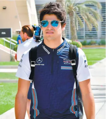  ??  ?? PHOTO AFP Le Québécois Lance Stroll lors de son arrivée dans les paddocks du circuit de Bahreïn, hier matin, avant la dernière séance d’essais libres.