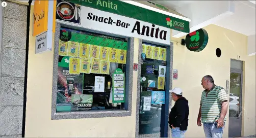  ??  ?? 1Último roubo
foi ao snack-bar Anita, para roubar o apuro do Euromilhõe­s. Terminou num homicídio a sangue frio 2Hermenegi­ldo Varela, 70 anos, colocou-se à frente do líder do gang quando atacaram a sua mulher. Foi logo atingido com o disparo