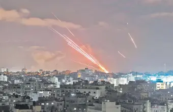  ??  ?? Cohetes lanzados desde Gaza por los grupos extremista­s palestinos contra Israel, que responde con bombardeos contra los sitios de lanzamient­o y contra centros de mando de esos grupos.