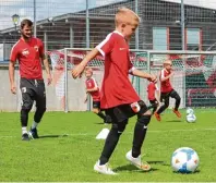  ?? Foto: FC Augsburg ?? Eine Ballbehand­lung wie Marcel Heller? In der FCA Ferienfuss­ballschule kommt man diesem Traum ein Stückchen näher.