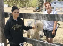  ??  ?? 2. William Charpentie­r et sa mère Geneviève Raymond ont eu très peur pour leurs animaux, dont leur poney Merlin.