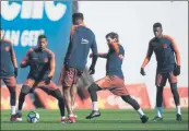  ?? FOTOS: PERE PUNTÍ ?? Dembélé trabajó a buen ritmo. En la imagen, en un rondo con Messi. Mina y Coutinho salieron juntos