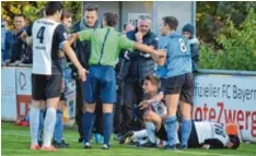  ?? Foto: Oliver Reiser ?? Viele Nickligkei­ten, große Hektik und einige Rudelbildu­ngen prägten das Derby zwischen dem SV Cosmos Aystetten und dem TSV Meitingen. Schiedsric­hter Manuel Lösch hatte alle Hände voll zu tun.