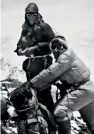  ??  ?? 1953, le Néo-zélandais Edmund Hillary et le sherpa Tenzing atteignent le sommet de l’everest.