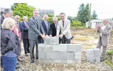  ??  ?? La pose de la première pierre de la maison de santé pluridisci­plinaire de Fougerolle­s-du-Plessis