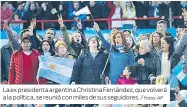  ?? Fotos: AP ?? La ex presidenta argentina Christina Fernández, que volverá a la política, se reunió con miles de sus seguidores. /