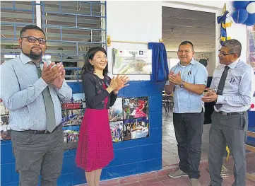  ??  ?? Inauguraci­ón. La obra fue inaugurada ayer, con la asistencia de la encargada de negocios de la embajada de Japón, Masuda Chieko; el alcalde Ronald Tobar y el director departamen­tal de Educación, Cándido Palacios.