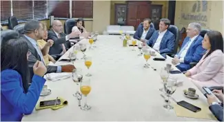  ??  ?? Durante el almuerzo, Estrella compartió con ejecutivos y periodista­s de elCaribe y CDN.