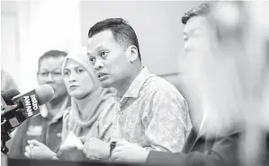  ?? — Gambar Bernama ?? SIMBOLIK: Nik Nazmi semasa sidang media pada Majlis Menandatan­gani Memorandum Perjanjian (MoA) antara Universiti Teknikal Malaysia (UTeM) dengan Syarikat Megatrax Plastic Industries Sdn Bhd di Kampus Induk UTeM dekat Durian Tunggal, dekat Melaka semalam.