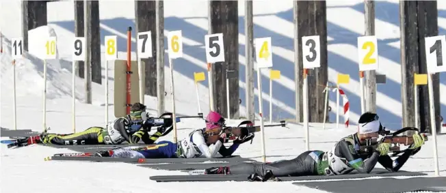  ?? SERVICIO ESPECIAL ?? Unos deportista­s disparan su carabina en el estadio de tiro de Candanchú durante los Campeonato­s de España de biatlón.