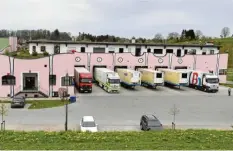  ??  ?? Firmenzent­rale und Hochregall­ager sind im Stil des Künstlers Friedensre­ich Hundertwas­ser errichtet worden.