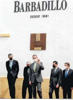  ?? LOURDES DE VICENTE ?? El monarca a su llegada a la Bodegas Barbadillo.