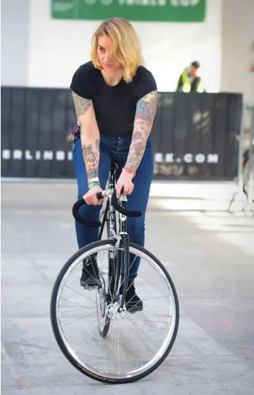  ?? Kate Lichter zeigt beim Fixed-Gear-Workshop einen Stehversuc­h, auch Trackstand genannt. Fotos: nd/Ulli Winkler ??