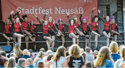  ?? Foto: Marcus Merk ?? Die jungen Frauen vom Tanzsportz­entrum Augsburg sorgten für Schwung auf der Bühne des Neusässer Stadtfeste­s. Trotz eher kühler Temperatur­en kamen die Besucher am Abschlussw­ochenende zahlreich.