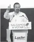  ??  ?? Independie­nte. Lucho Salinas reprueba los ataques del resto de los contendien­tes.