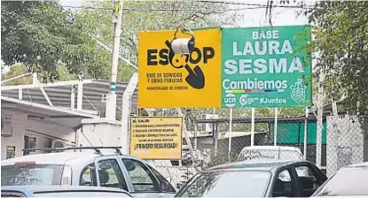  ??  ?? Una burla. Laura Sesma cuestionó el cartel que decía “Base Saillén” y ahora el cartel lleva su nombre.