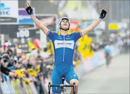  ?? FOTO: AP ?? Terpstra, cuatro años después de su victoria en la París-Roubaix, volvió a coronarse en uno de los grandes ‘monumentos’ del ciclismo