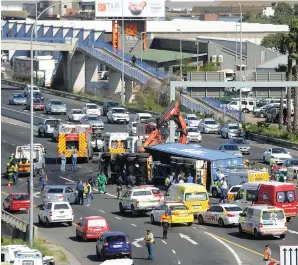  ?? PICTURE HENK KRUGER / ANA ?? TRAGIC: Container truck crash on N1 inbound, killed two people yesterday.