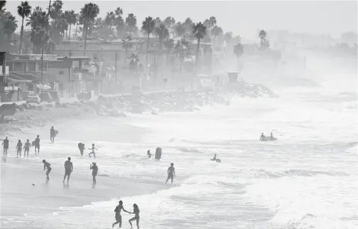  ??  ?? ORANG ramai menyejukka­n badan dengan bermandi-manda di pantai semasa gelombang haba California Selatan di Oceanside, California kelmarin. — Gambar Reuters