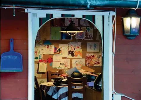  ?? Fotos: Christian Althoff, Westfalen-Blatt ?? Blick in die Hütte von Andreas V.: An der Wand hängen Kinderbild­er, die von seiner Pflegetoch­ter gemalt wurden.