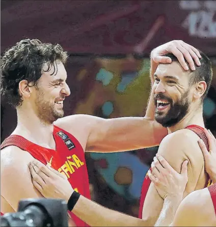  ?? FOTO: EFE ?? Pau Gasol felicita a su hermano Marc, que realizó el mejor partido de su carrera en la selección española