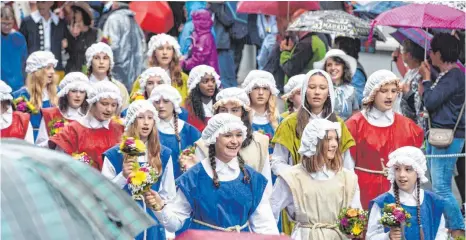  ?? FOTO: FELIX KÄSTLE ?? Bei dem zweieinhal­bstündigen Festzug liefen rund 6000 Teilnehmer mit.