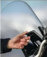  ??  ?? Bruno a bien dû prendre en photo ce mécanisme de réglage de bulle Ducati environ 47 fois, mais il est tellement bien que l’on ne résiste pas à le montrer encore !