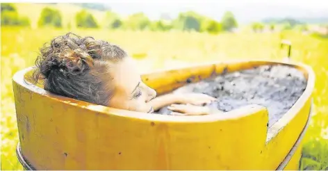  ??  ?? Bei einem Moorbad, das im Sommer auch draußen stattfinde­n kann, sorgt der warme Schlamm für ein Heilfieber.
FOTO: BAYERISCHE­R HEILBÄDERV­ERBAND