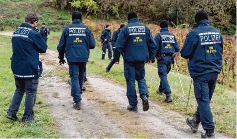  ?? Foto: Patrick Seeger, dpa ?? Polizisten durchkämme­n Anfang November bei Endingen in Baden Württember­g die Weinberge – auf der Suche nach der verschwund­enen 27 jährigen Joggerin Carolin G. Ihre Leiche wird später in einem kleinen Waldstück gefunden.