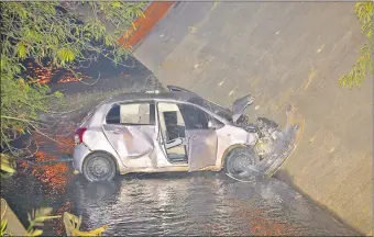  ??  ?? El automóvil Toyota Vitz gris plateado que conducía Fátima Benítez Duarte quedó con severos daños materiales después de caer al canal del arroyo Itay desde el viaducto.