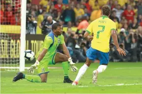  ?? EPA-EFE/SILVIO AVILA ?? BANTAI: Winger Brasil David Neres mencetak gol ke gawang Honduras yang dikawal kiper Luis Lopez di Porto Alegre (9/6).