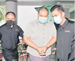  ?? — Gambar Bernama ?? TIDAK MENGAKU SALAH: Abd Aziz mengaku tidak bersalah di Mahkamah Sesyen Shah Alam semalam atas dua pertuduhan menawar dan memberi rasuah RM120,000 kepada seorang pegawai kanan polis untuk melepaskan dirinya daripada dikenakan tindakan kerana memiliki kira-kira lima kilogram dadah jenis syabu.