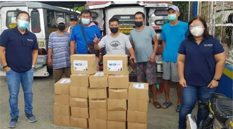  ?? (Contribute­d photo) ?? NLEX DONATION. NLEX Corporatio­n officials donate boxes of food items and other essentials to jeepney drivers affected by the Covid-19 pandemic.