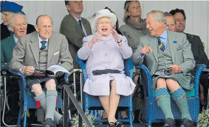  ??  ?? Sonrisas. Felipe de Edimburgo, la reina Isabel II y el príncipe Carlos, el primero en la línea de sucesión.