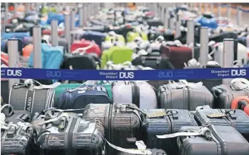  ?? FOTO: DPA ?? Lange Warteschla­ngen, Probleme bei der Gepäckausg­abe, Personalma­ngel – die Liste der Probleme am Düsseldorf­er Flughafen ist derzeit lang.
