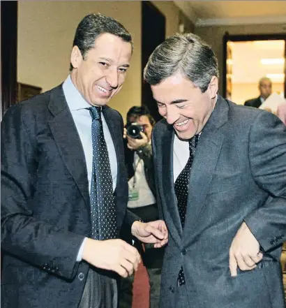  ?? EMILIA GUTIÉRREZ / ARCHIVO ?? Eduardo Zaplana y Ángel Acebes en el Congreso en sus años dorados, cuando su poder carecía de límites